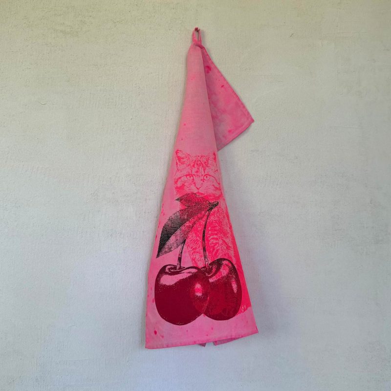 Frohstoff Atelier Geschirrtuch aus Halbleinen mit dem Motiv Katze und Kirsche