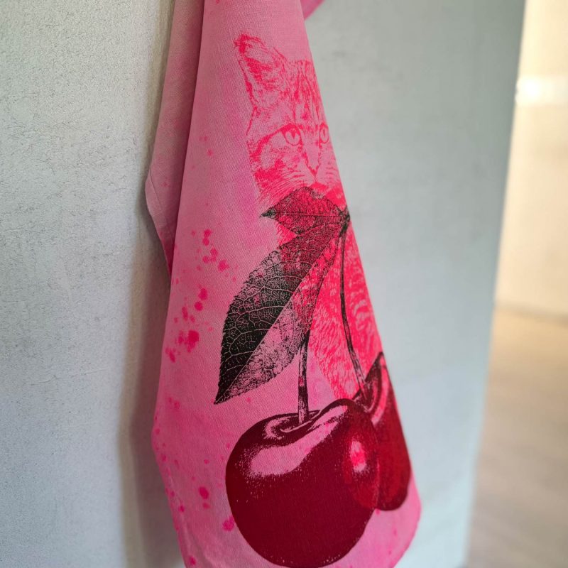 Frohstoff Atelier Geschirrtuch aus Halbleinen mit dem Motiv Katze und Kirsche