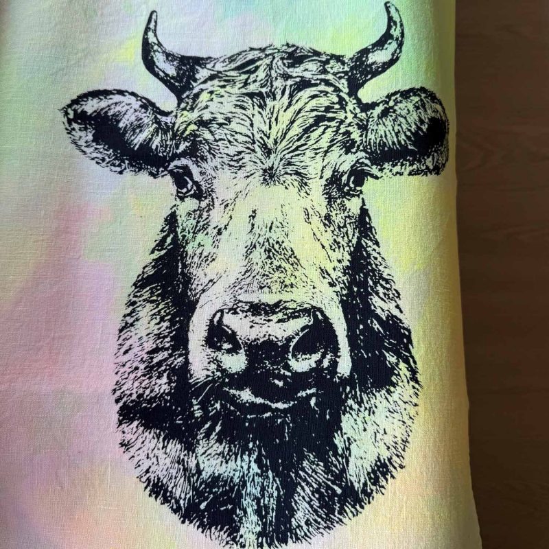 Frohstoff Atelier Geschirrtuch aus Halbleinen mit dem Motiv Kuh in bunten Farben