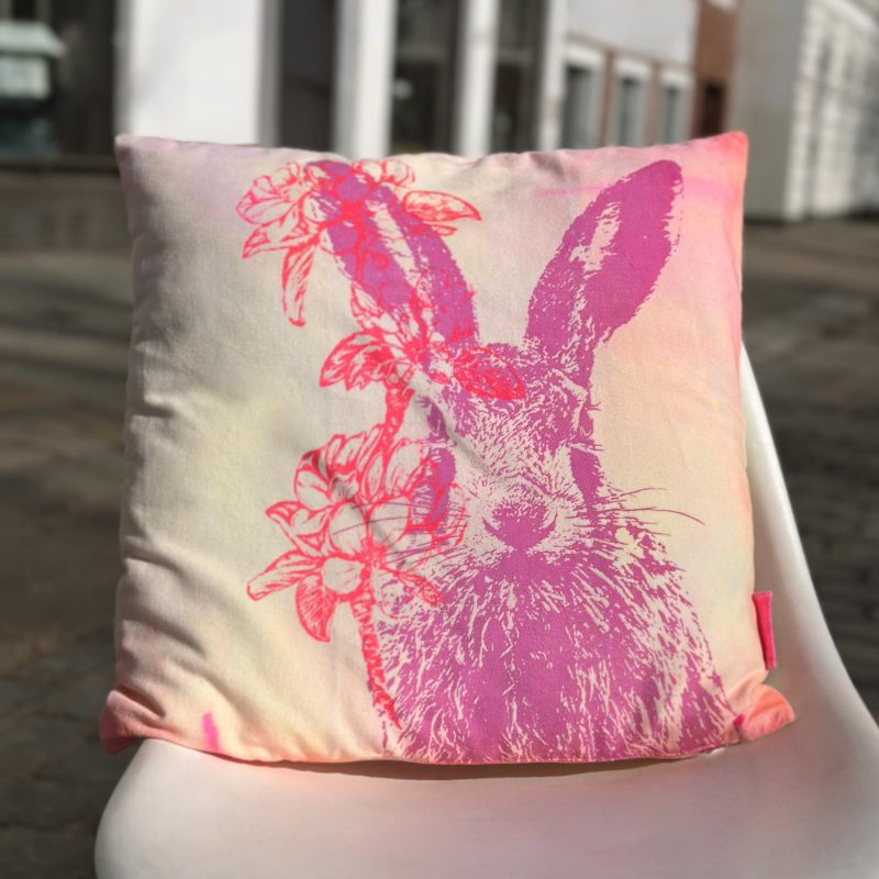 Frohstoff Unique Kissen mit dem Motiv Feldhase und Apfelbluete