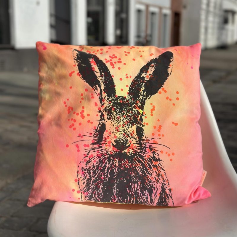 Frohstoff Unique Kissen mit dem Motiv Feldhase und Blueten