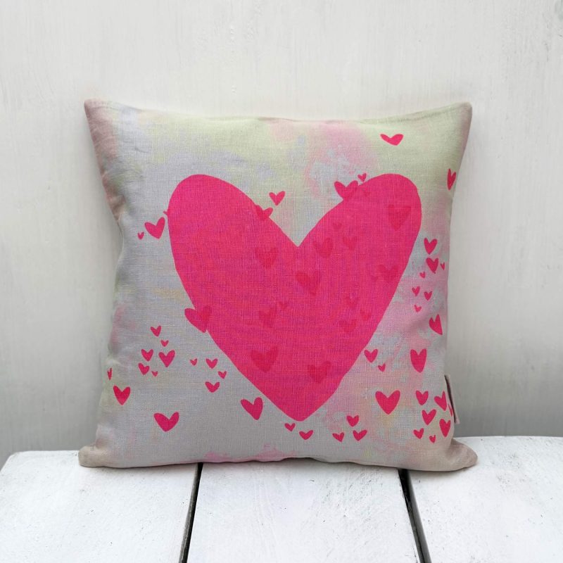 Frohstoff Leinenkissen mit dem Motiv Herzen in neonpink