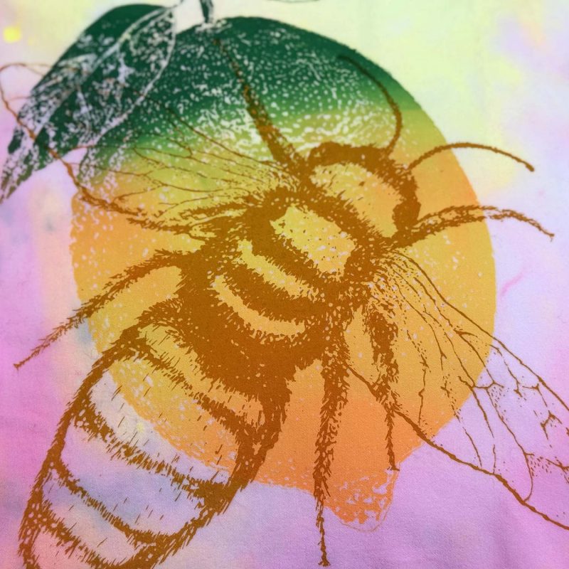 Buntes Frohstoff Atelier Kissen mit dem Motiv Zitrone und Biene