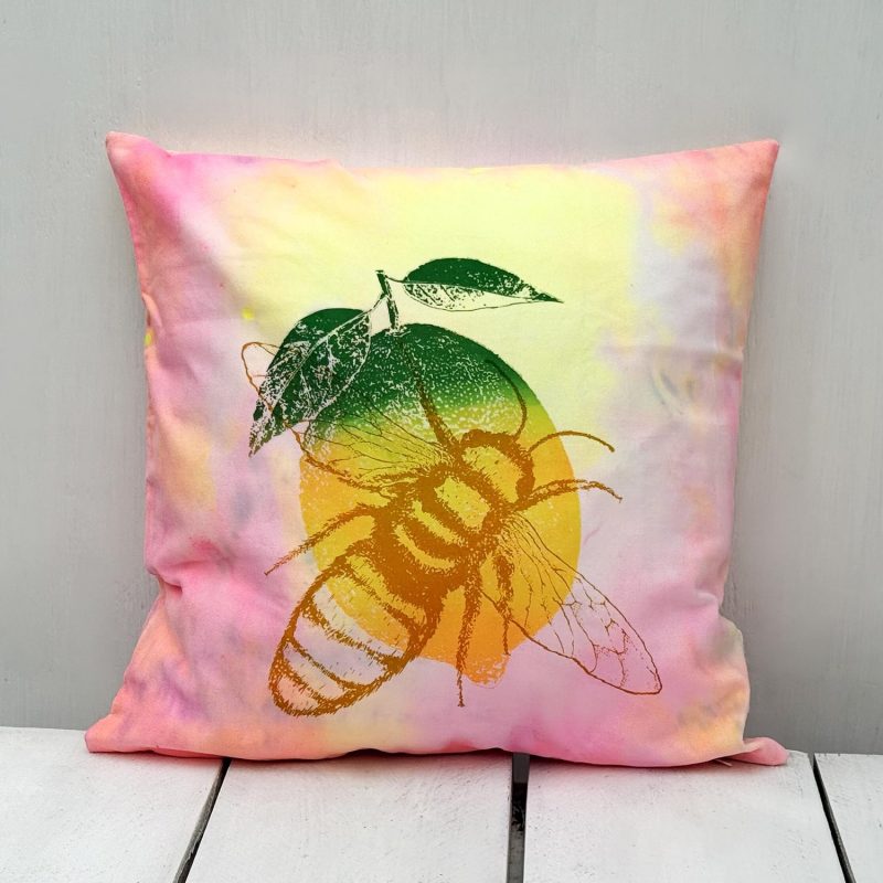 Buntes Frohstoff Atelier Kissen mit dem Motiv Zitrone und Biene