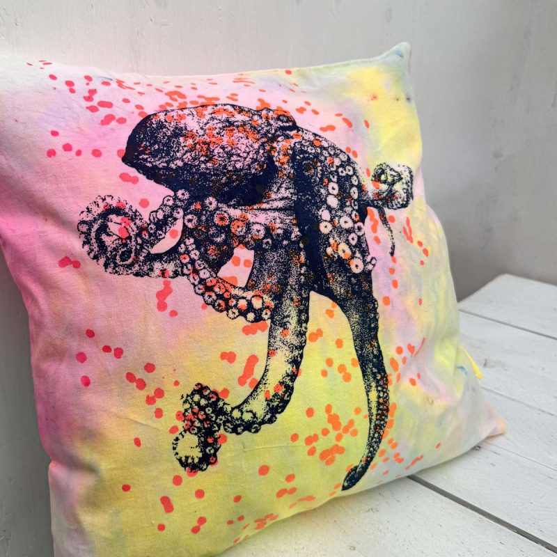 Buntes Frohstoff Atelier Kissen. Ein Einzelstück mit dem Motiv Oktopus in blau mit kleinen Farbklecksen