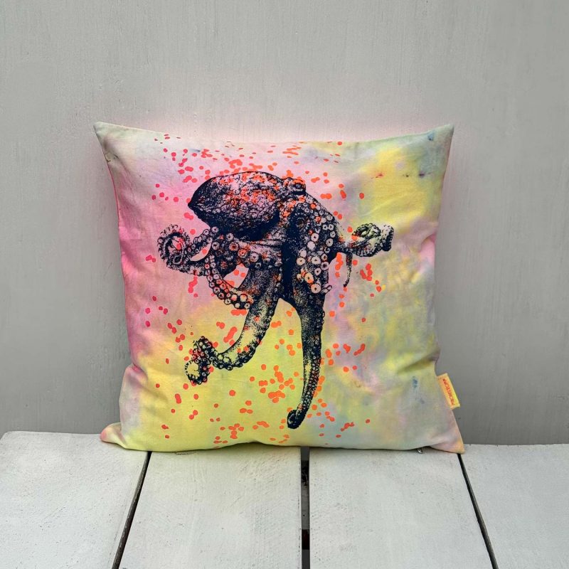 Buntes Frohstoff Atelier Kissen. Ein Einzelstück mit dem Motiv Oktopus in blau