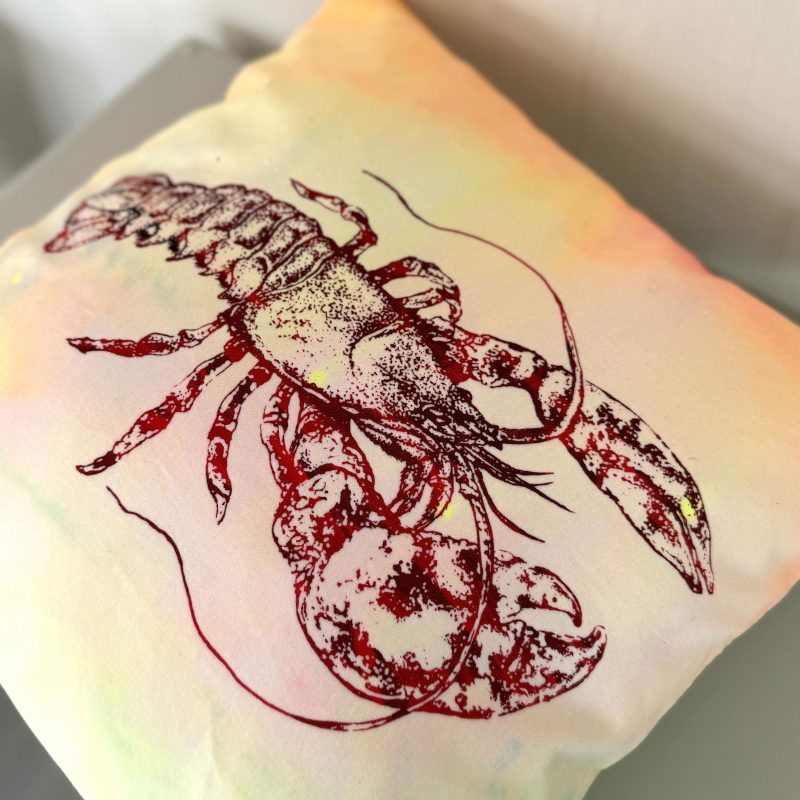 Frohstoff Atelierkissen mit dem Hummer als Motiv in knalligen Gelbtönen