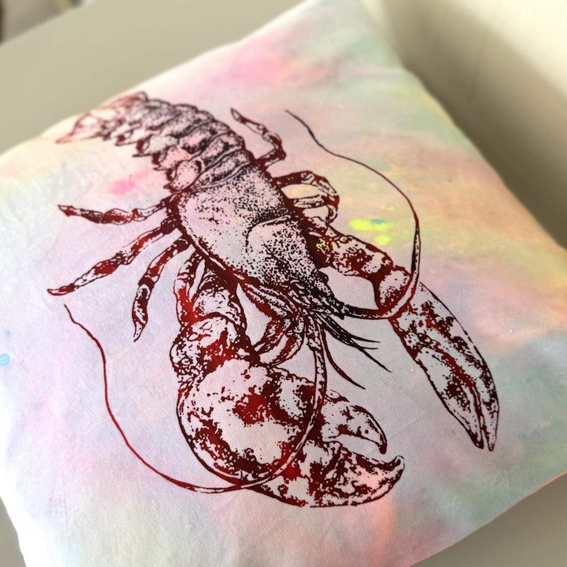 Frohstoff Atelierkissen mit dem Hummer als Motiv in knalligen Farbtönen