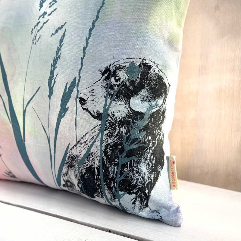 Frohstoff Unique Kissen mit den Motiven Dackel und wiese in Metallicblau