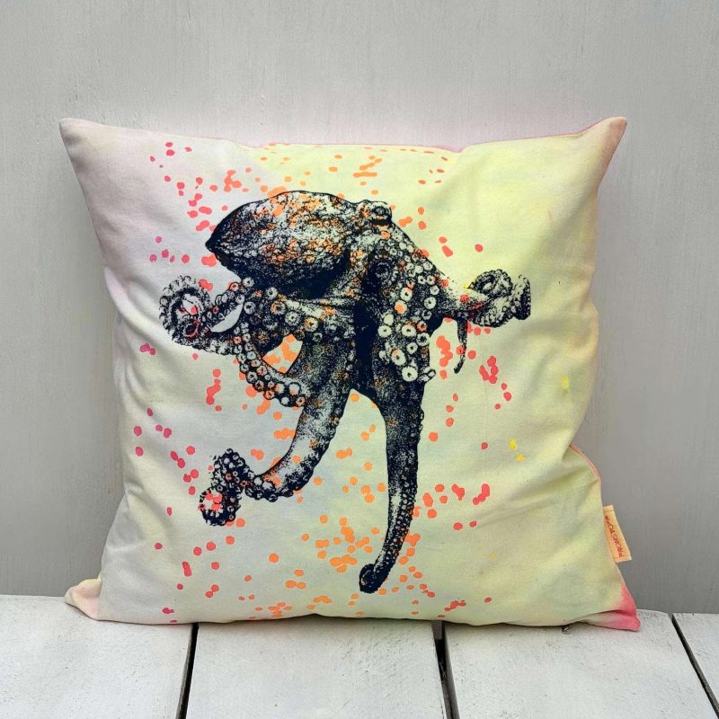 Frohstoff Atelier Kissen mit verschiedenen Farben. Ein Einzelstück mit dem Motiv Oktopus in blau