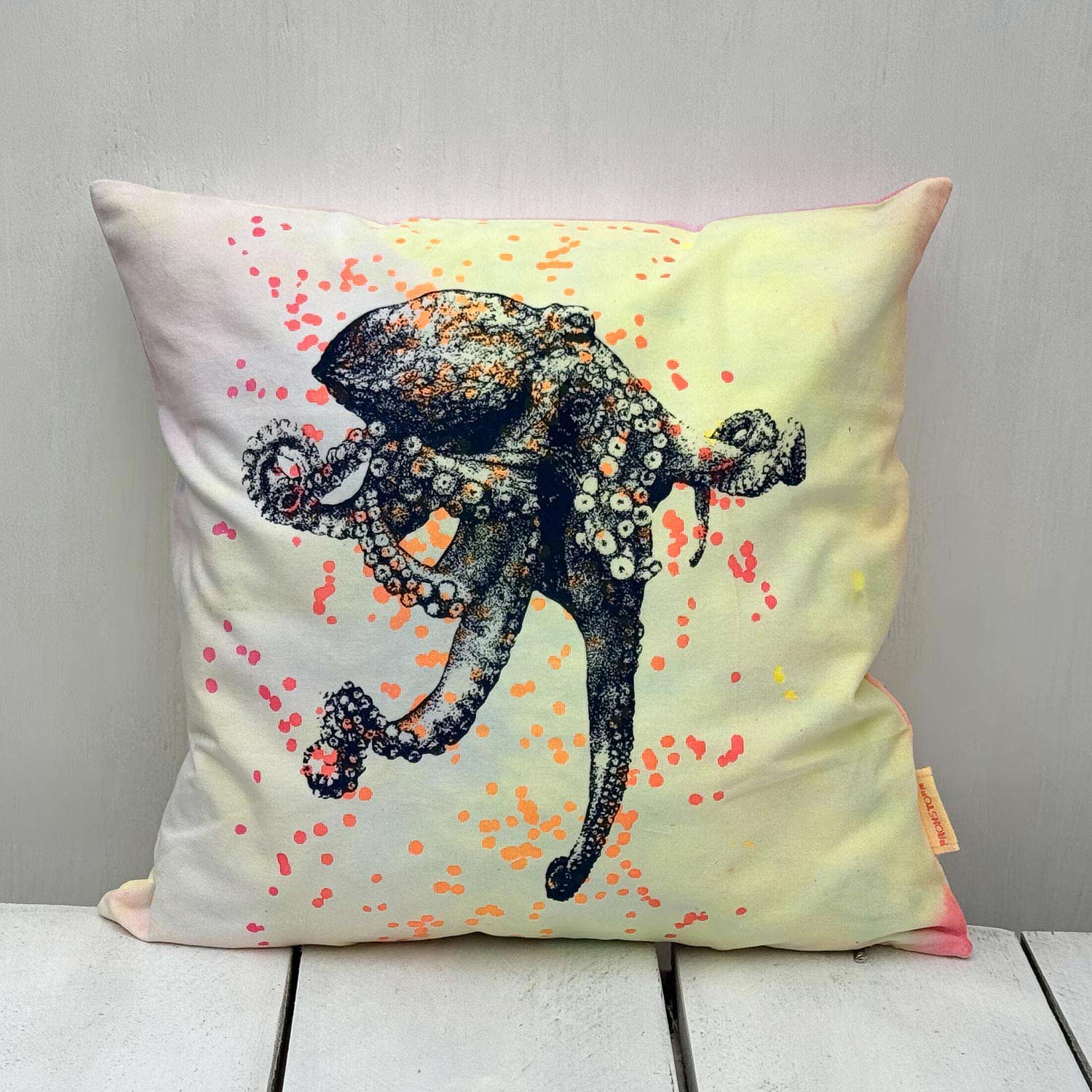 Frohstoff Atelier Kissen mit verschiedenen Farben. Ein Einzelstück mit dem Motiv Oktopus in blau
