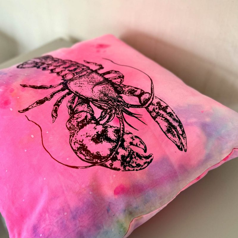 Frohstoff Atelierkissen mit dem Hummer als Motiv in knalligen pink und lilatönen