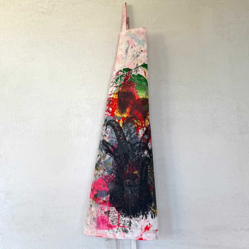Frohstoff Atelier Schürze mit bunten Farben und dem Ziegenbock als Motiv