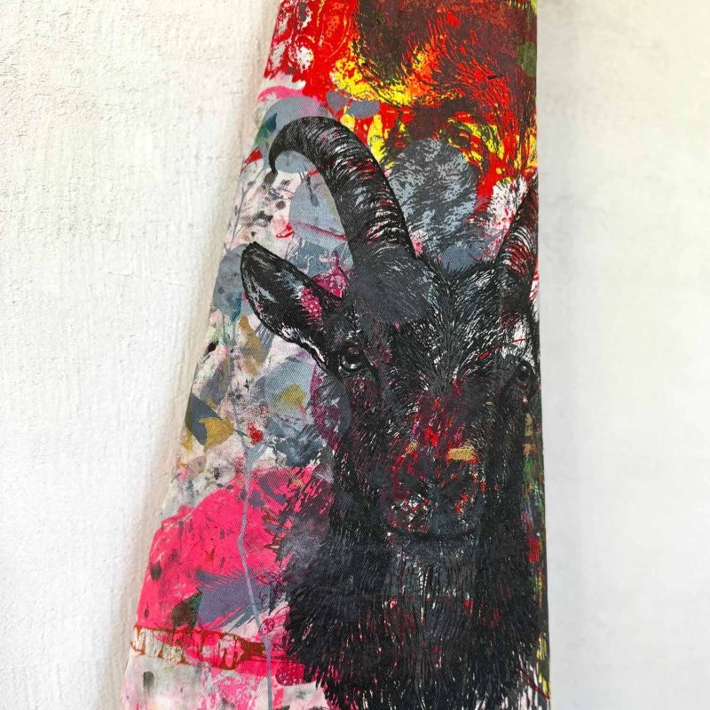 Frohstoff Atelier Schürze mit bunten Farben und dem Ziegenbock als Motiv in anthrazit