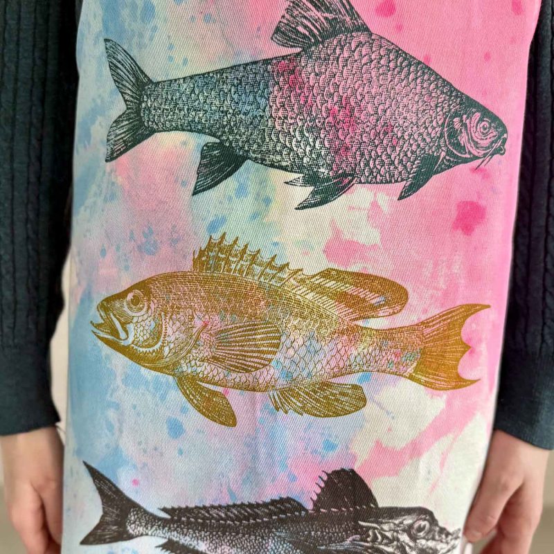 Frohstiff Unique Schürze mit dem Fischtrio als Motiv in bunten Farben