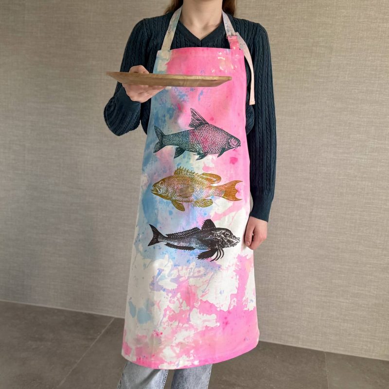 Frohstiff Unique Schürze mit dem Fischtrio als Motiv in bunten Farben