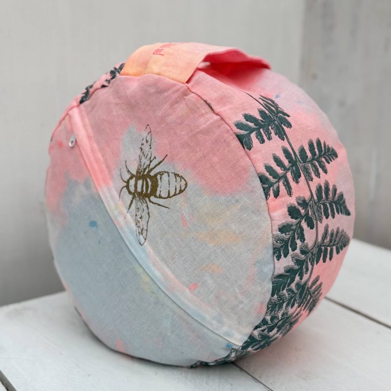 Frohstoff Yogakissen rosa und blau eingefärbt mit einer kleinen Biene auf der Rückseite