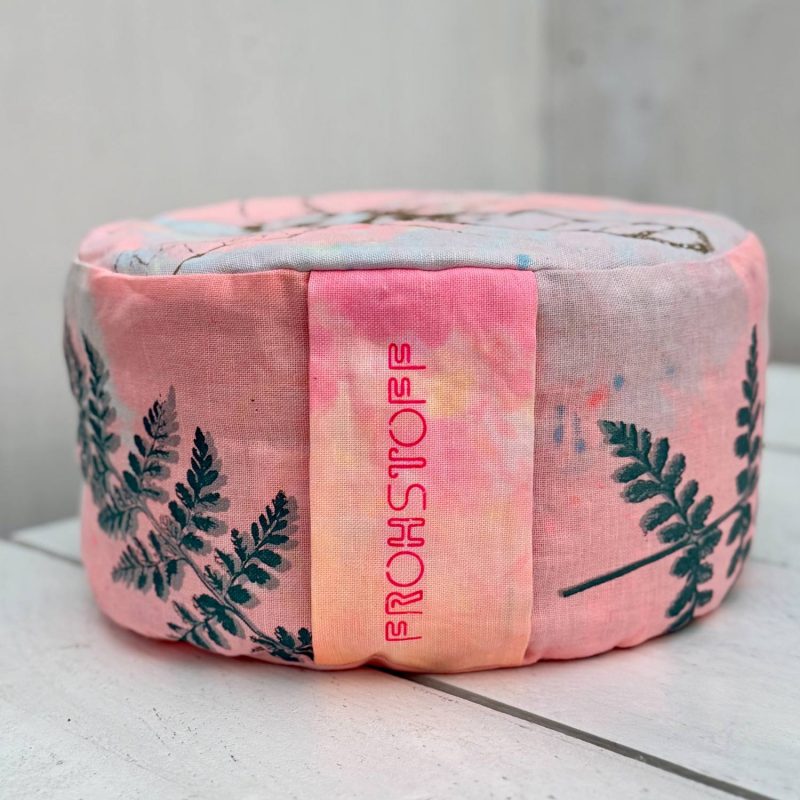 Frohstoff Yogakissen blau und pink eingefärbt mit der Biene und Farn als Motiv