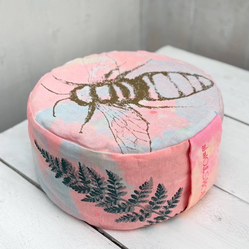 Frohstoff Yogakissen blau und pink eingefärbt mit der Biene und Farn als Motiv