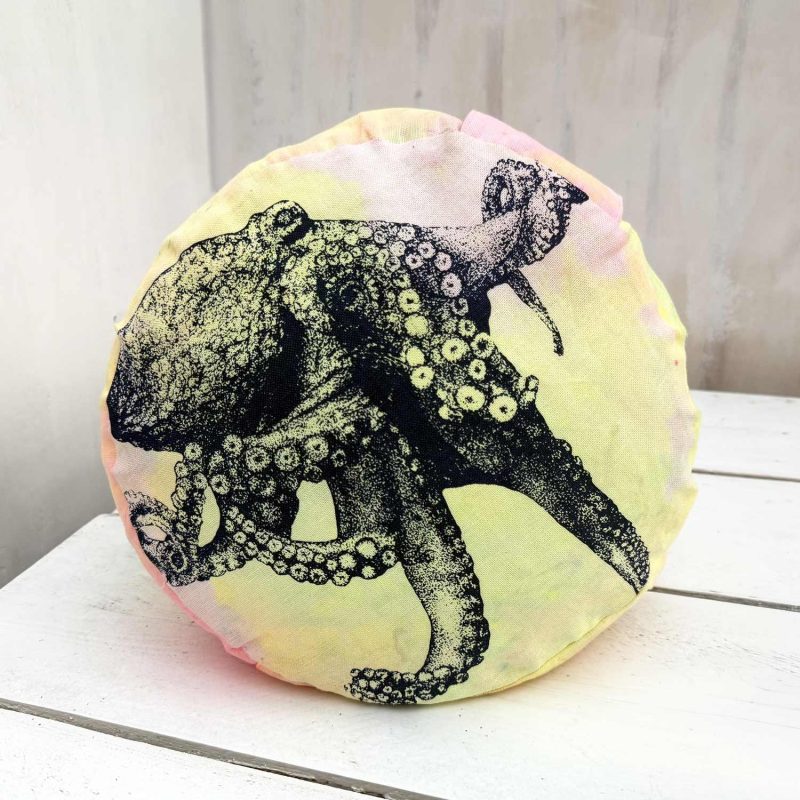 Frohstoff Yogakissen mit dem Oktopus als Motiv bunt eingefärbt
