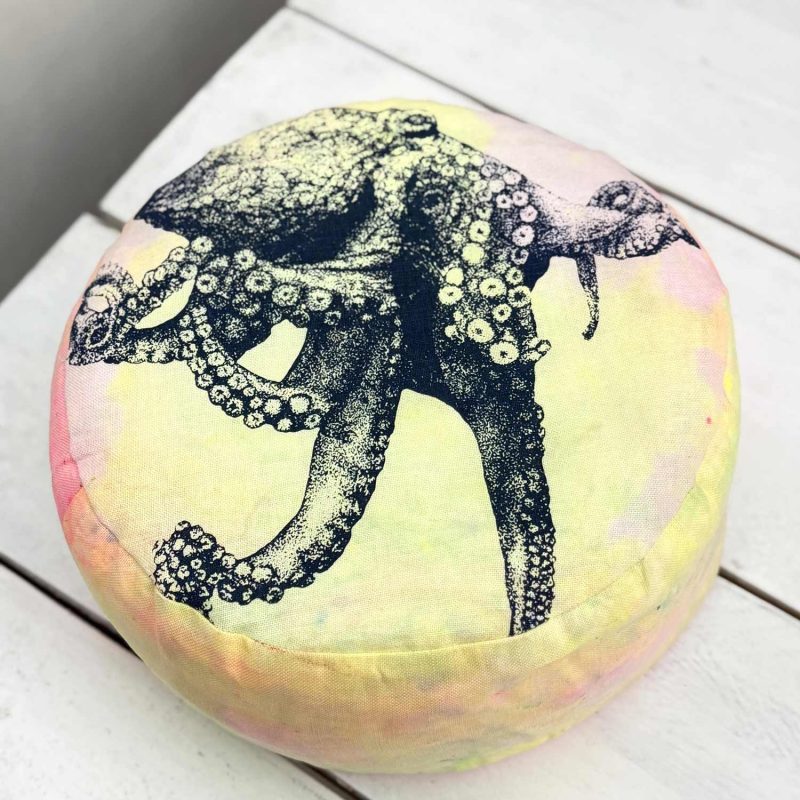 Frohstoff Yogakissen mit dem Oktopus als Motiv bunt eingefärbt
