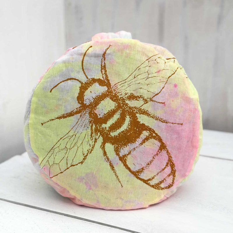 Frohstoff Yogakissen bunt eingefärbt mit der Biene als Motiv