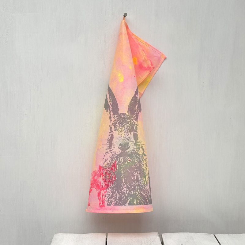 Buntes Frohstoff Atelier Geschirrtuch mit den Motiven Feldhase und Ferkel