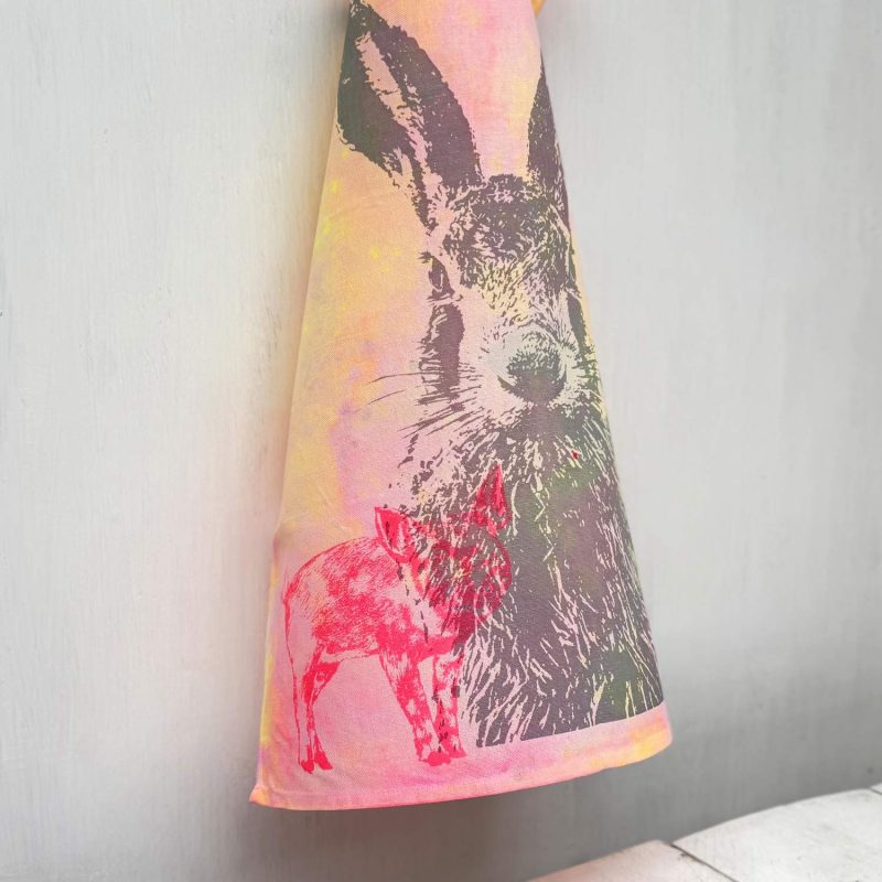 Buntes Frohstoff Atelier Geschirrtuch mit den Motiven Feldhase und Ferkel - closeup
