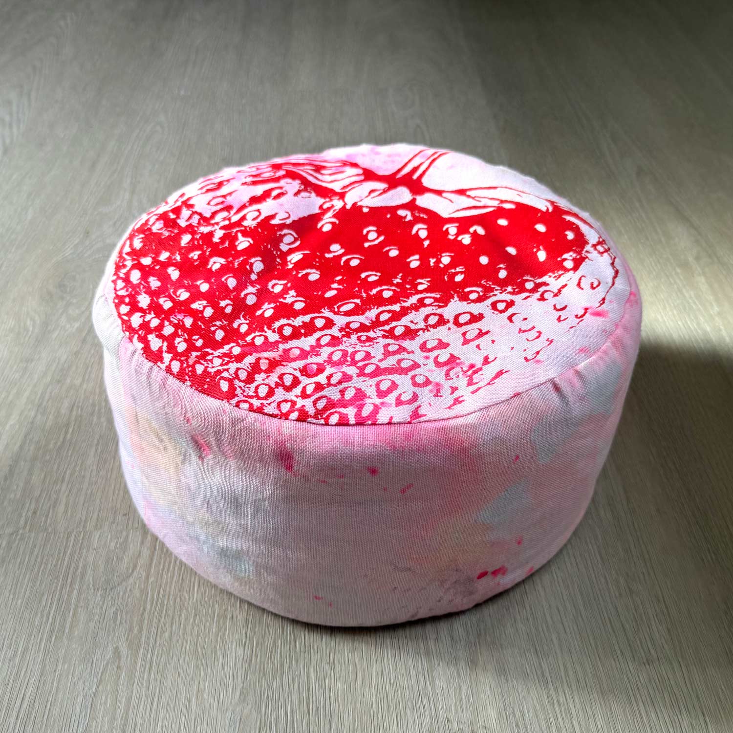 Frohstoff Atelier Unique Yogakissen mit der Erdbeere als Motiv