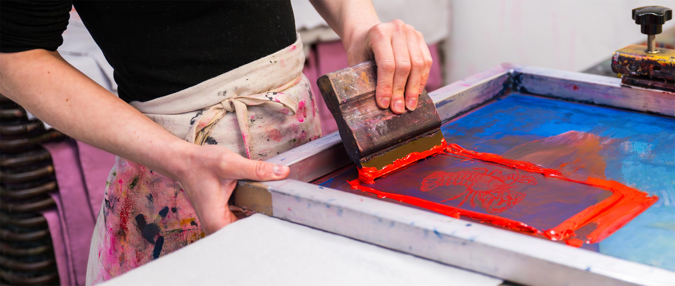 Frohstoff Handsiebdruck mit roter Farbe auf weißem Halbleinengeschirrtuch