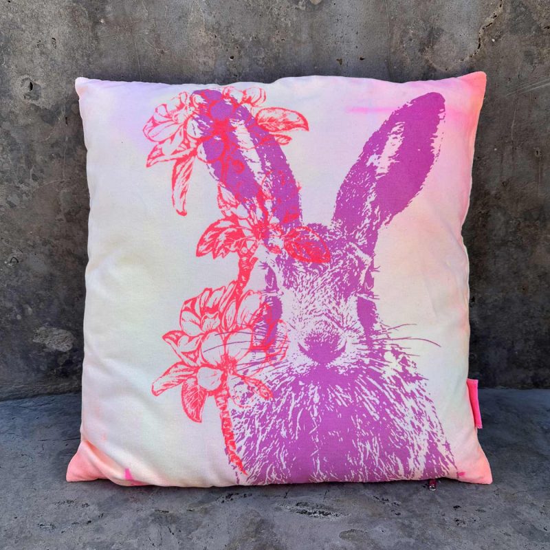 Frohstoff Unique Kissen mit dem Motiv Feldhase und Apfelbluete