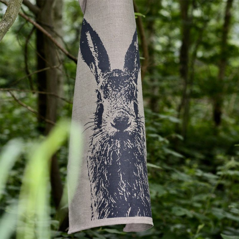 Handgedrucktes Leinengeschirrtuch aus Hamburg mit dem Siebdruckmotiv Feldhase in der Farbe anthrazit