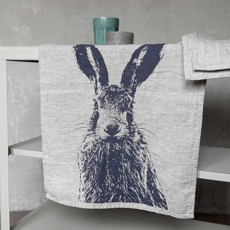 Frohstoff Geschirrtuch in der Farbe beige mit dem Motiv Feldhase in anthrazit