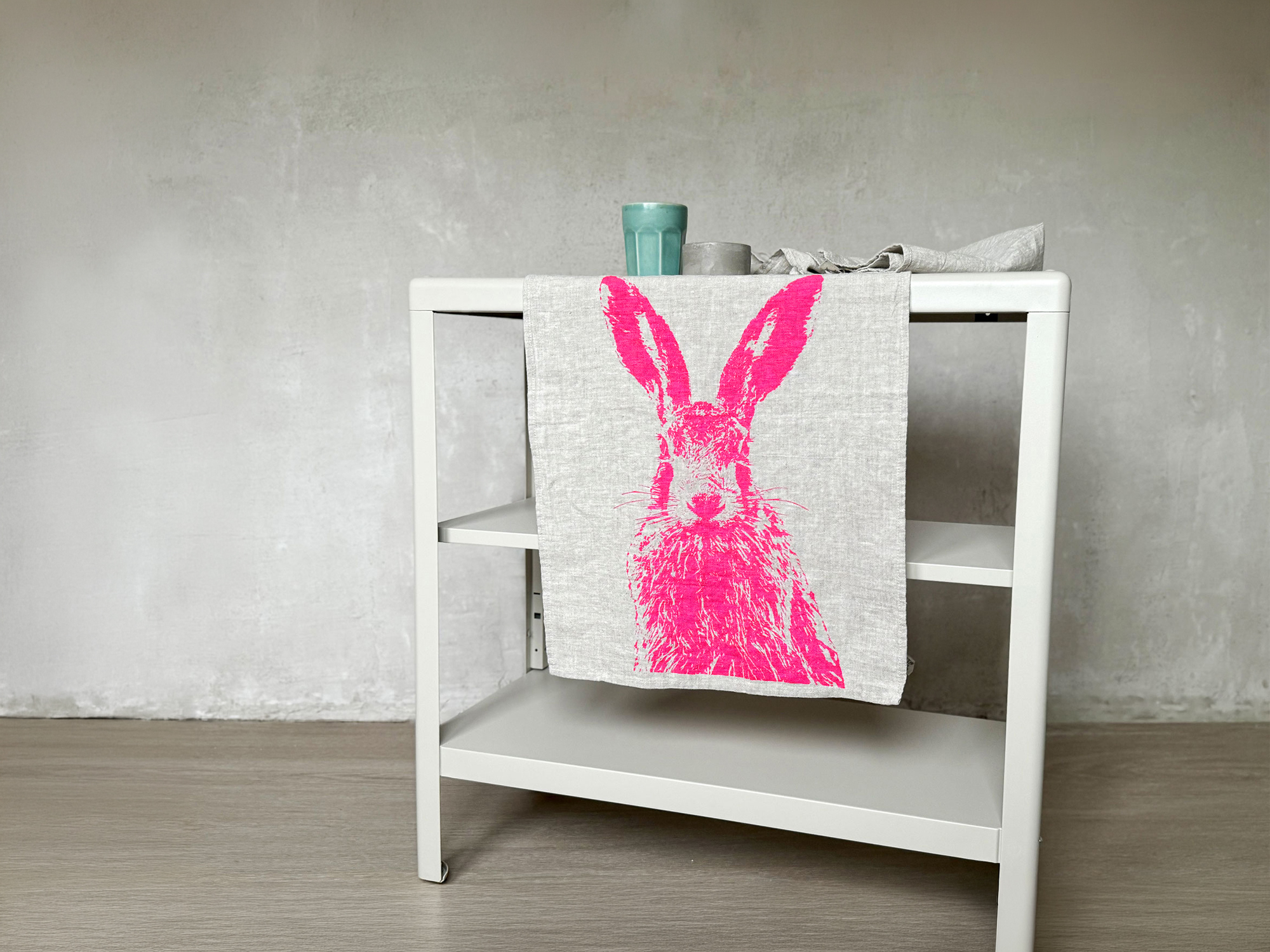 Frohstoff geflammtes Naturleinen, hell gewaschen mit dem Motiv Feldhase in neonpink