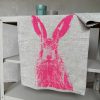 Frohstoff Geschirrtuch in der Farbe beige mit dem Motiv Feldhase in leuchtendem neonpink