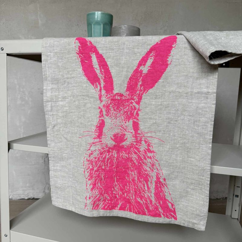 Frohstoff Geschirrtuch in der Farbe beige mit dem Motiv Feldhase in leuchtendem neonpink