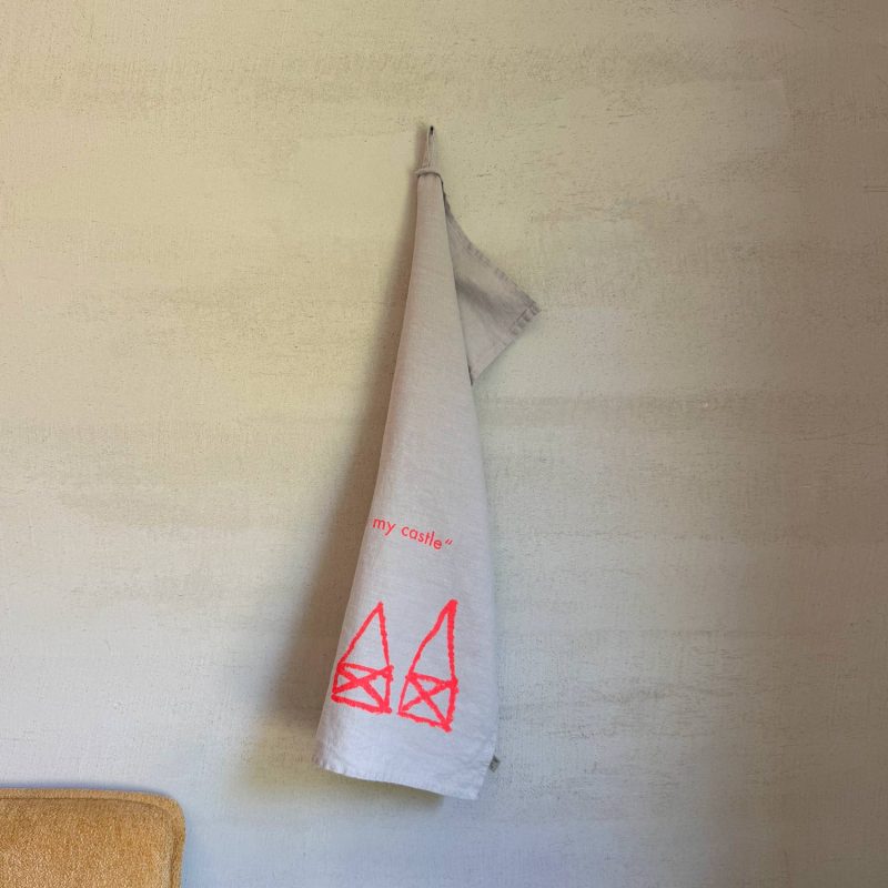 Frohstoff Geschirrtuch aus grauem Leinenstoff mit dem Motiv Home in neonrot