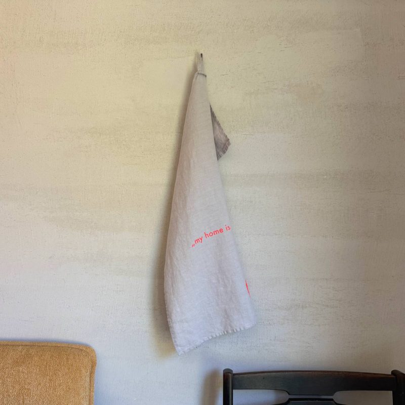 Frohstoff Geschirrtuch aus grauem Leinenstoff mit dem Motiv Home in neonrot