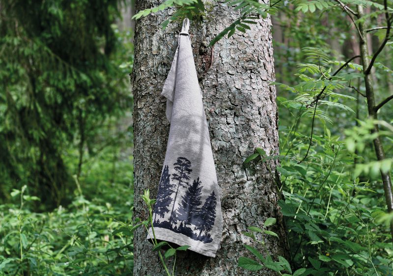 Frohstoff Geschirrtuch aus Leinen Natur mit Wald-Motiv in Anthrazit in einem Wald an einem Baum aufgehangen