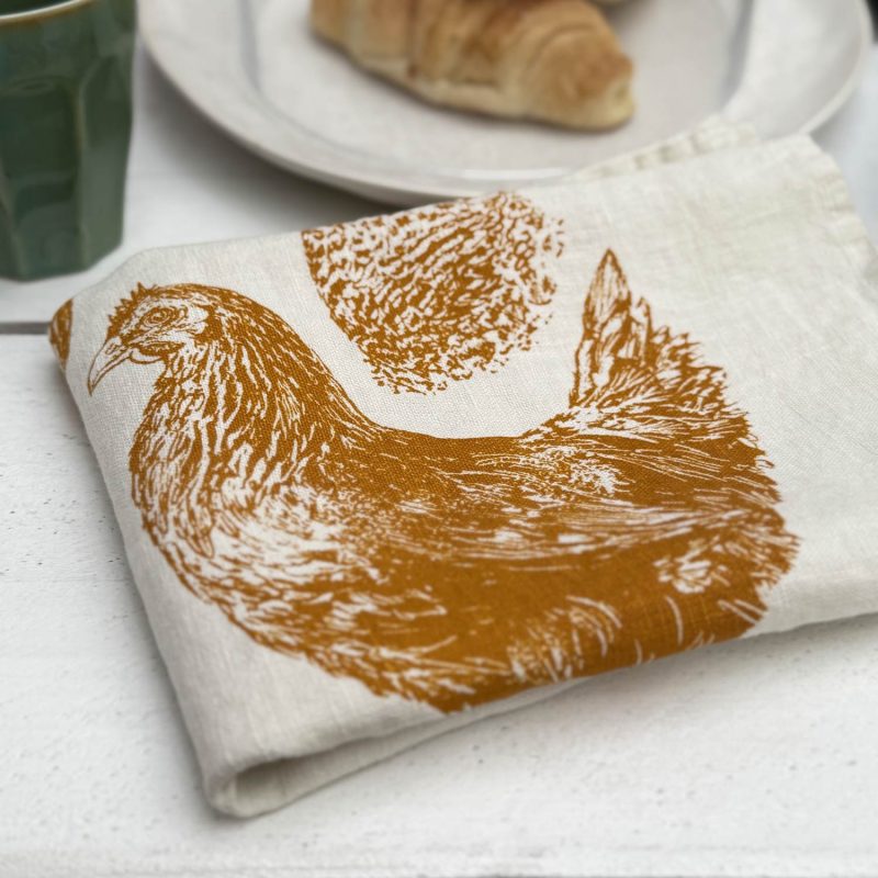 Frohstoff Leinengeschirrtuch in der Farbe Pine mit dem Motiv Hühnertrio closeup