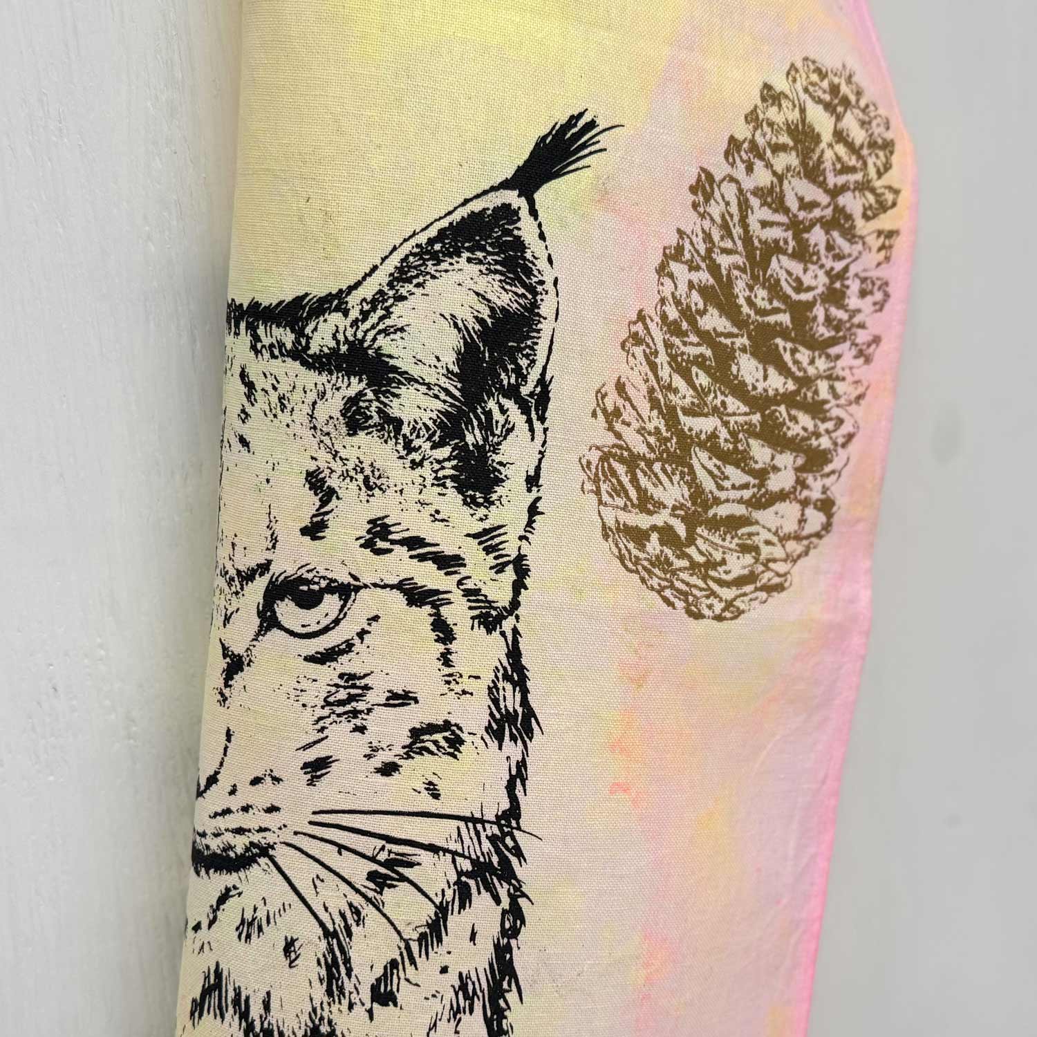 Frohstoff Atelier Geschirrtuch mit dem Motiv Luchs bunt eingefärbt