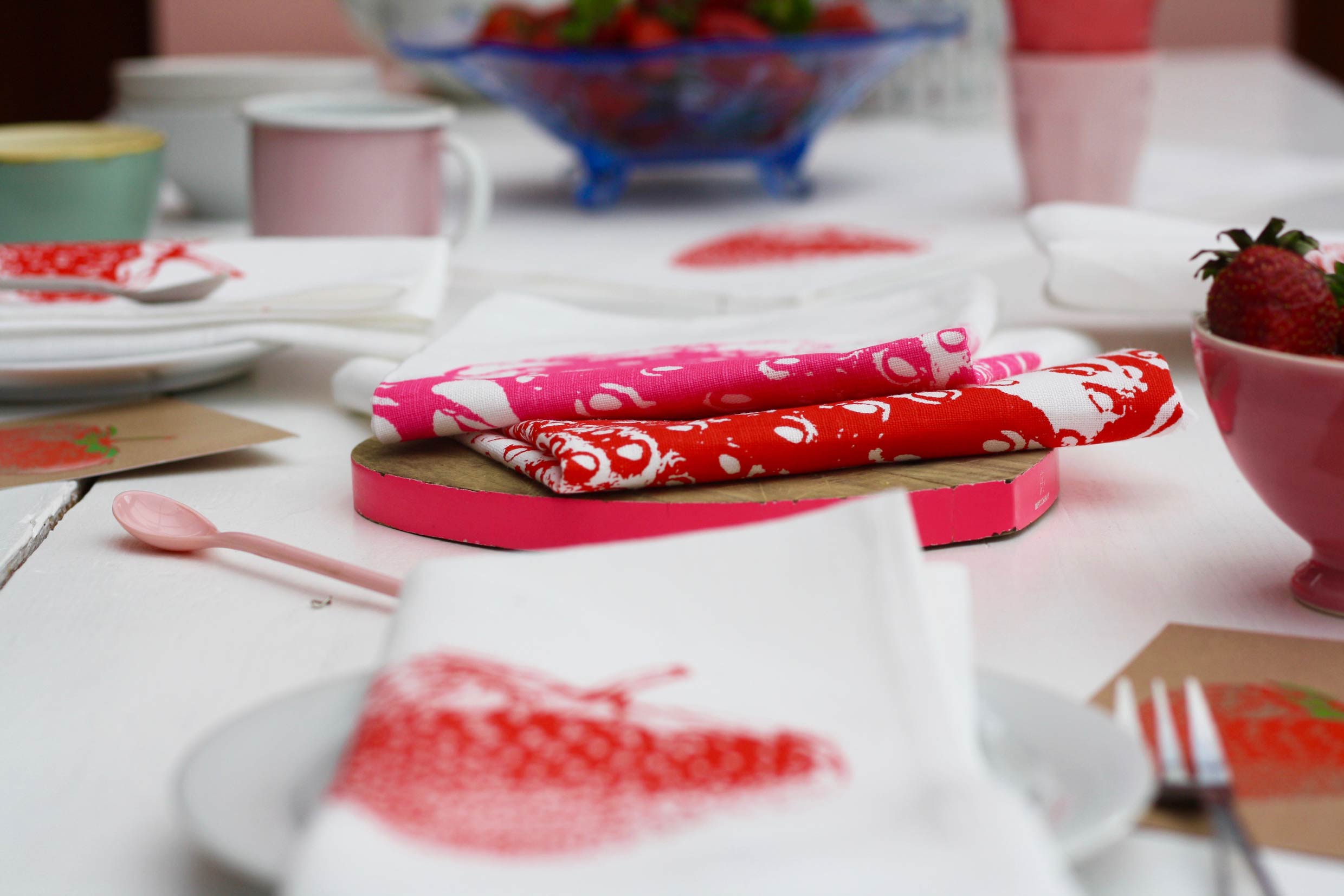 Frohstoff Erdbeere-Geschirrtücher auf gedecktem Tisch