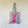 Frohstoff Stoffbeutel in grau mit dem Motiv Feldhase in neonpink