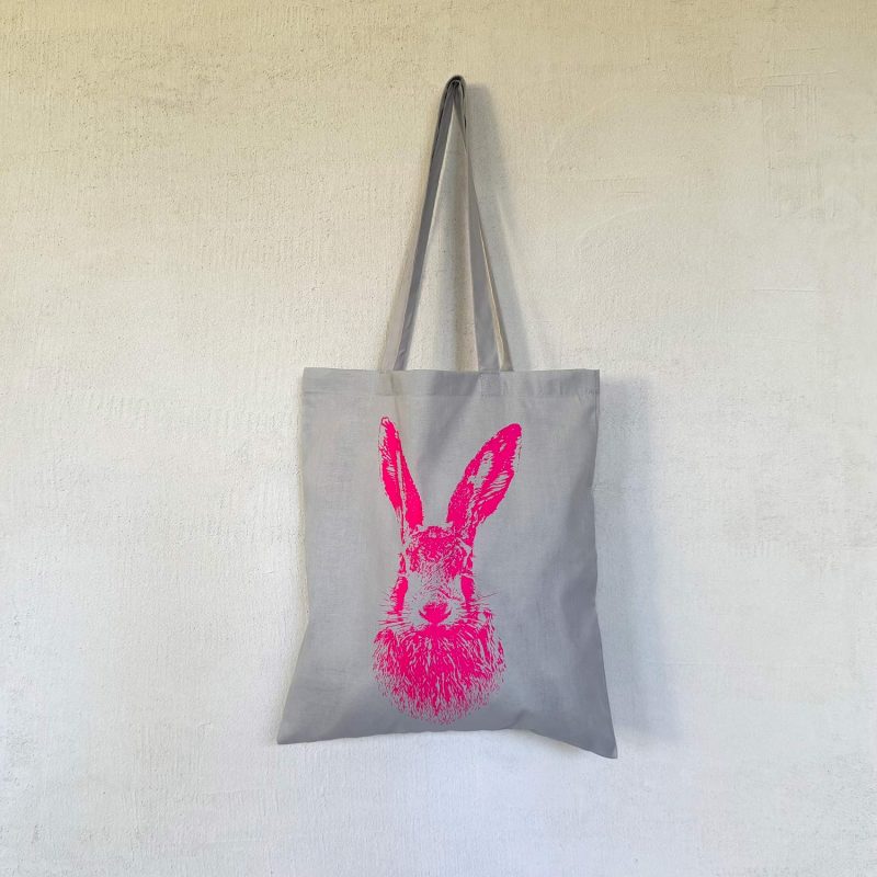 Frohstoff Stoffbeutel in grau mit dem Motiv Feldhase in neonpink