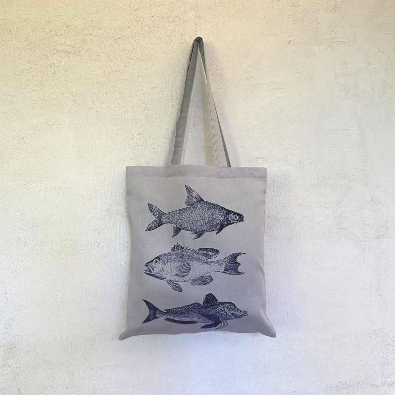 Frohstoff Stoffbeutel in grau mit dem Motiv Fischtrio in denim