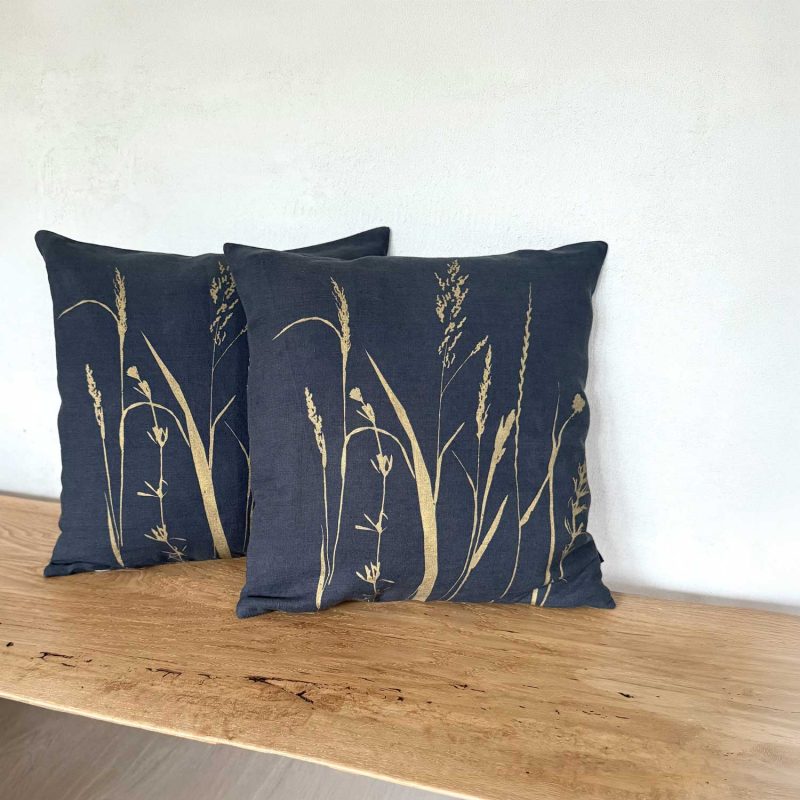 Anthrazitfarbenes Frohstoff Leinenkissen mit dem Motiv Wiese in gold