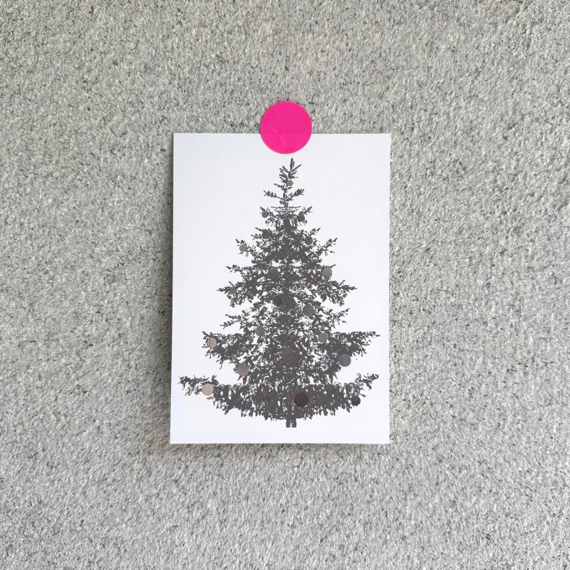 Frohstoff Postkarte mit dem Motiv Tanne in anthrazit und Kugeln in silber