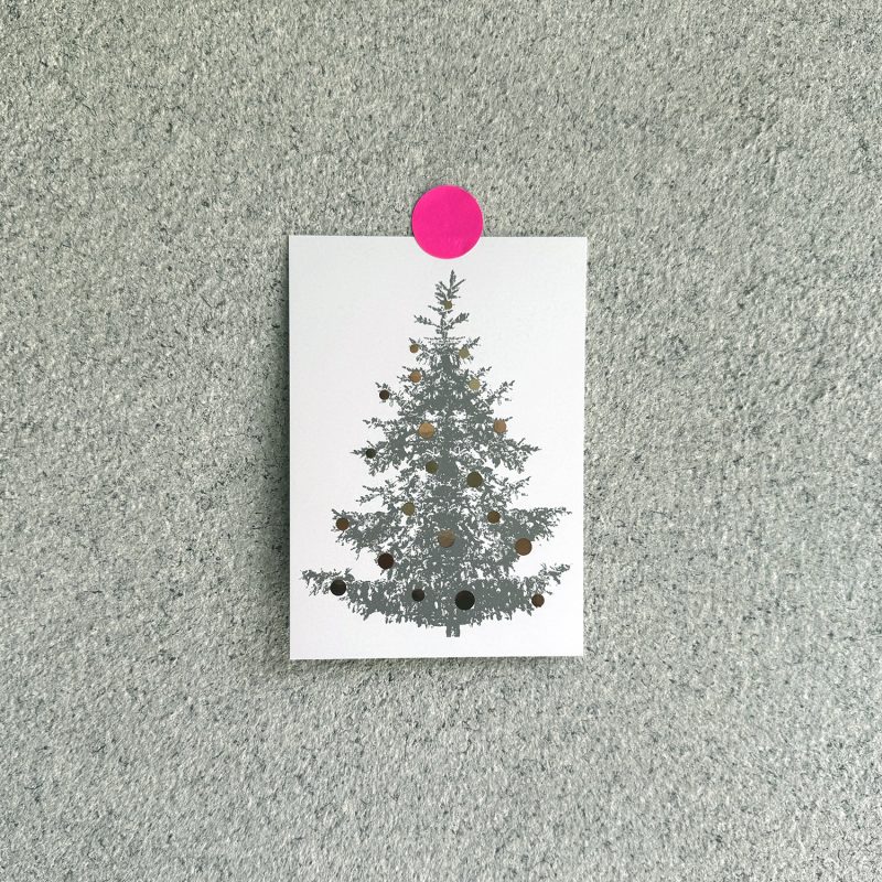 Frohstoff Postkarte mit dem Motiv Tanne in gruen und Kugeln in gold
