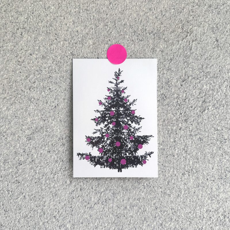Frohstoff Postkarte mit dem Motiv Tanne in anthrazit und Kugeln in pink