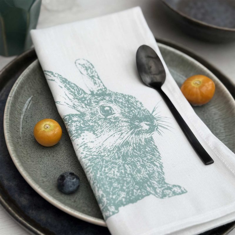 Frohstoff Serviette aus Halbleinenstoff mit dem Siebdruckmotiv Wildkaninchen in minzgruen
